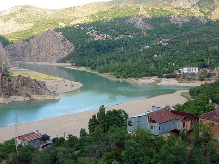 Kemaliye International Outdoor Sport Festival - Arrival at Kemaliye at a bend in the river Eufrate.