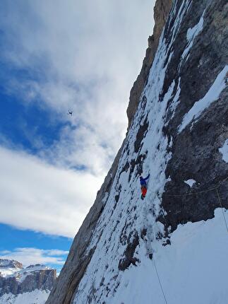 Sassolungo, Dolomiti, Martin Feistl, Simon Gietl - L'apertura di 'Aura' sulla parete NE del Sassolungo, Dolomiti (Martin Feistl, Simon Gietl 02-03/02/2024)