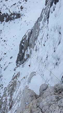 Sassolungo, Dolomiti, Martin Feistl, Simon Gietl - L'apertura di 'Aura' sulla parete NE del Sassolungo, Dolomiti (Martin Feistl, Simon Gietl 02-03/02/2024)