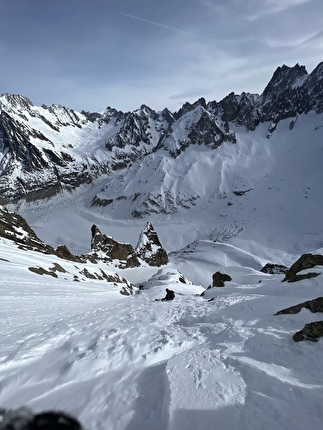 Dent du Requin, Yannick Boissenot, Julien Herry, Zian Perrot-Couttet - The descent 'L’aileron du Requin' on Dent du Requin in the Mont Blanc massif (Yannick Boissenot, Julien Herry, Zian Perrot-Couttet 02/2024)