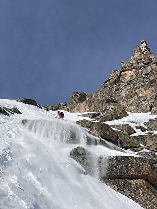 Dent du Requin, Yannick Boissenot, Julien Herry, Zian Perrot-Couttet - The descent 'L’aileron du Requin' on Dent du Requin in the Mont Blanc massif (Yannick Boissenot, Julien Herry, Zian Perrot-Couttet 02/2024)