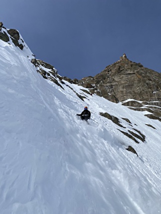 Dent du Requin, Yannick Boissenot, Julien Herry, Zian Perrot-Couttet - The descent 'L’aileron du Requin' on Dent du Requin in the Mont Blanc massif (Yannick Boissenot, Julien Herry, Zian Perrot-Couttet 02/2024)