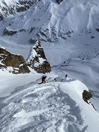 Dent du Requin, Yannick Boissenot, Julien Herry, Zian Perrot-Couttet - The descent 'L’aileron du Requin' on Dent du Requin in the Mont Blanc massif (Yannick Boissenot, Julien Herry, Zian Perrot-Couttet 02/2024)