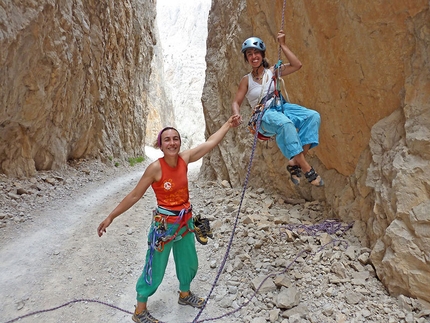 Kemaliye International Outdoor Sport Festival - Cecilia Marchi e Zeynep Tantekin dopo la prima ripetizione di Koca Firat, accaldate dal sole e dalla temperatura sopra i 30 gradi.