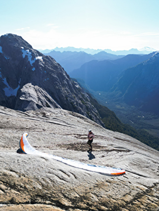 Valle Cochamò, Chile, Cerro Trinidad Central, Angelo Contessi, Diego Diaz, Leo Gheza - Leo Gheza paragliding in Valle Cochamò, Chile, February 2024