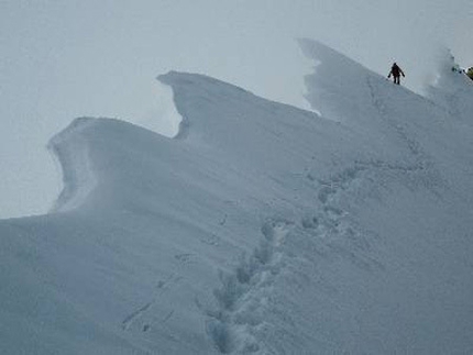 Mazeno Ridge, Nanga Parbat - La enormi cornici sulla cresta Mazeno.