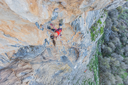 Bronwyn Hodgins climbs her first 8c+, La Rubia at Villanueva Del Rosario