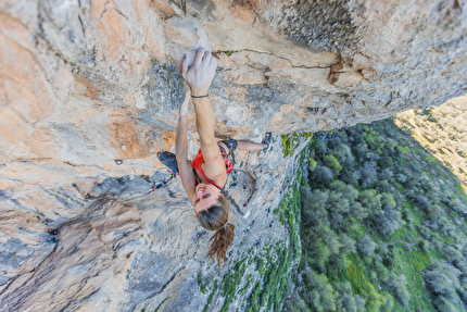 Bronwyn Hodgins - Bronwyn Hodgins climbing La Rubia (8c+) at Villanueva Del Rosario in Spain