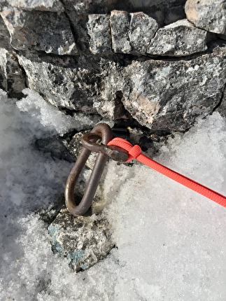 Civetta, Dolomiti, Nicola Bertoldo, Diego Dellai - Il vecchio chiodo trovato durante l'apertura di 'Viaggio in Patagonia' in Civetta, Dolomiti (Nicola Bertoldo, Diego Dellai 06-07/02/2024)