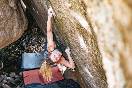 Shauna Coxsey boulders 8B+ in La Pedriza, Spain