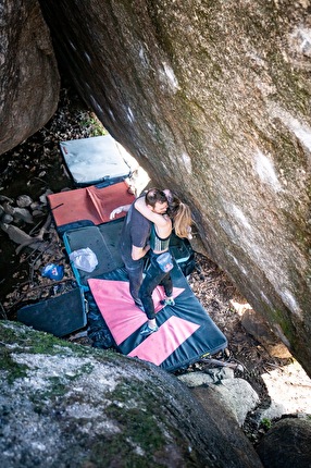 Shauna Coxsey - Shauna Coxsey festeggia con suo marito Ned Feehally dopo aver chiuso 'Fotofobia' (8B+) a La Pedriza in Spagna