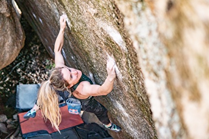 Shauna Coxsey - Shauna Coxsey su 'Fotofobia' (8B+) a La Pedriza in Spagna