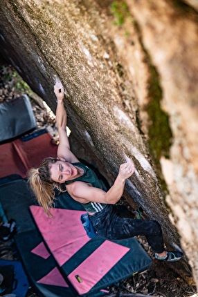 Shauna Coxsey - Shauna Coxsey su 'Fotofobia' (8B+) a La Pedriza in Spagna