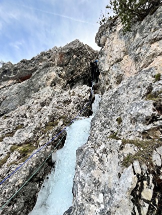 Val Travenanzes, Dolomiti, Diana Calabuig, Sarah Haase, Santiago Padros - Climbing 'Cataluña Express' in Val Travenanzes, Dolomites (Diana Calabuig, Sarah Haase, Santi Padros 06/02/2024)