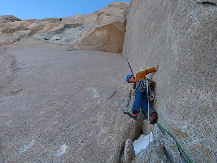 Aguja Poincenot, Patagonia, Luka Krajnc, Luka Lindič - Luka Krajnc durante l'apertura di 'Pot' (6c, A3, 750m) sulla sud di Aguja Poincenot in Patagonia (23-26/02/2024)