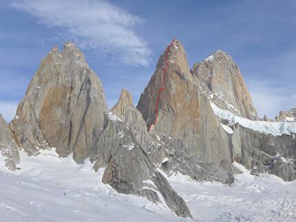 Aguja Poincenot, Patagonia, Luka Krajnc, Luka Lindič - La linea della via 'Pot' (6c, A3, 750m) sulla sud di Aguja Poincenot in Patagonia, aperta da Luka Krajnc e Luka Lindič dal 23-26/02/2024