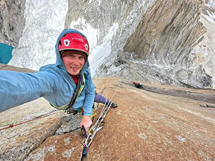 Aguja Poincenot, Patagonia, Luka Krajnc, Luka Lindič - Luka Lindič e Luka Krajnc durante l'apertura di 'Pot' (6c, A3, 750m) sulla sud di Aguja Poincenot in Patagonia (23-26/02/2024)