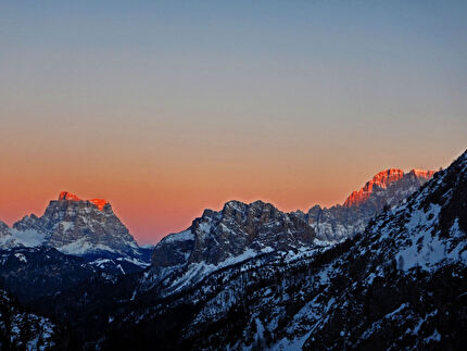 Monte Fop, Dolomiti, Emanuele Andreozzi, Fabio Tamanini, Vaida Vaivadaite - L'apertura di 'Per Elisabetta' sulla parete nord del Monte Fop in Val Ombretta, Marmolada, Dolomiti (Emanuele Andreozzi, Fabio Tamanini, Vaida Vaivadaite 28/01/2024)