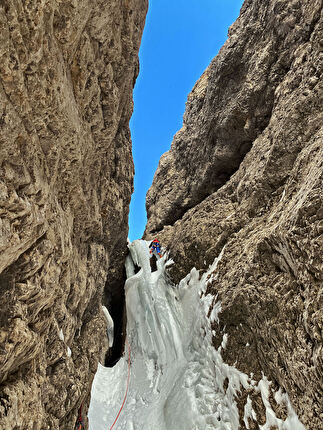 Monte Fop, Dolomiti, Emanuele Andreozzi, Fabio Tamanini, Vaida Vaivadaite - L'apertura di 'Per Elisabetta' sulla parete nord del Monte Fop in Val Ombretta, Marmolada, Dolomiti (Emanuele Andreozzi, Fabio Tamanini, Vaida Vaivadaite 28/01/2024)