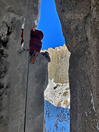 Monte Fop, Dolomiti, Emanuele Andreozzi, Fabio Tamanini, Vaida Vaivadaite - L'apertura di 'Per Elisabetta' sulla parete nord del Monte Fop in Val Ombretta, Marmolada, Dolomiti (Emanuele Andreozzi, Fabio Tamanini, Vaida Vaivadaite 28/01/2024)