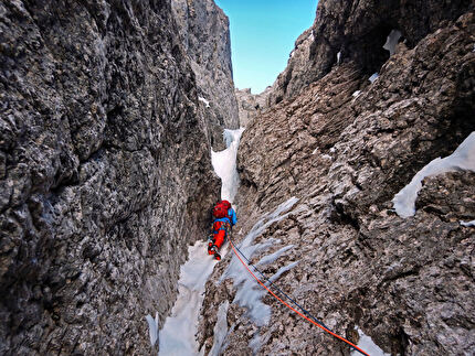 Monte Fop, Dolomiti, Emanuele Andreozzi, Fabio Tamanini, Vaida Vaivadaite - L'apertura di 'Per Elisabetta' sulla parete nord del Monte Fop in Val Ombretta, Marmolada, Dolomiti (Emanuele Andreozzi, Fabio Tamanini, Vaida Vaivadaite 28/01/2024)