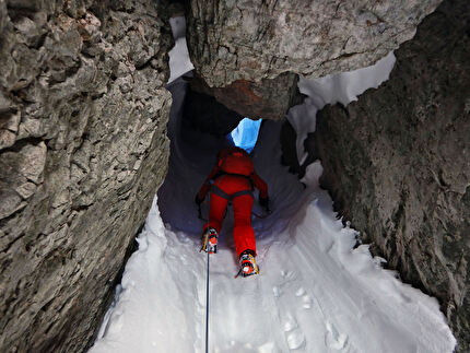 Monte Fop, Dolomiti, Emanuele Andreozzi, Fabio Tamanini, Vaida Vaivadaite - L'apertura di 'Per Elisabetta' sulla parete nord del Monte Fop in Val Ombretta, Marmolada, Dolomiti (Emanuele Andreozzi, Fabio Tamanini, Vaida Vaivadaite 28/01/2024)