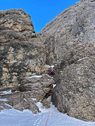 Monte Fop, Dolomiti, Emanuele Andreozzi, Fabio Tamanini, Vaida Vaivadaite - L'apertura di 'Per Elisabetta' sulla parete nord del Monte Fop in Val Ombretta, Marmolada, Dolomiti (Emanuele Andreozzi, Fabio Tamanini, Vaida Vaivadaite 28/01/2024