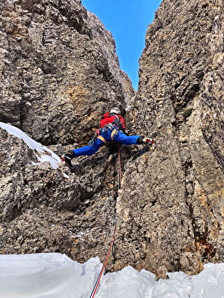 Monte Fop, Dolomiti, Emanuele Andreozzi, Fabio Tamanini, Vaida Vaivadaite - L'apertura di 'Per Elisabetta' sulla parete nord del Monte Fop in Val Ombretta, Marmolada, Dolomiti (Emanuele Andreozzi, Fabio Tamanini, Vaida Vaivadaite 28/01/2024