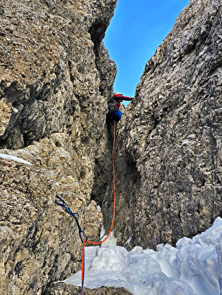 Monte Fop, Dolomiti, Emanuele Andreozzi, Fabio Tamanini, Vaida Vaivadaite - L'apertura di 'Per Elisabetta' sulla parete nord del Monte Fop in Val Ombretta, Marmolada, Dolomiti (Emanuele Andreozzi, Fabio Tamanini, Vaida Vaivadaite 28/01/2024
