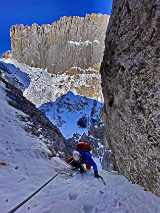 Monte Fop, Dolomiti, Emanuele Andreozzi, Fabio Tamanini, Vaida Vaivadaite - L'apertura di 'Per Elisabetta' sulla parete nord del Monte Fop in Val Ombretta, Marmolada, Dolomiti (Emanuele Andreozzi, Fabio Tamanini, Vaida Vaivadaite 28/01/2024