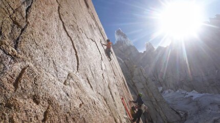 El Mocho, Patagonia, Nico Lewin, Ignacio Mulero, Leon Riveros - La prima salita di 'Arigato Chalten' (7c, 450m) sulla parete nord di El Mocho in Patagonia (Ignacio Mulero, Leon Teizan Riveros Molina, Nico Lewin 2024)