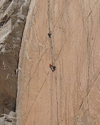 El Mocho, Patagonia, Nico Lewin, Ignacio Mulero, Leon Riveros - La prima salita di 'Arigato Chalten' (7c, 450m) sulla parete nord di El Mocho in Patagonia (Ignacio Mulero, Leon Teizan Riveros Molina, Nico Lewin 2024)