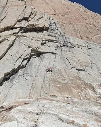 El Mocho, Patagonia, Nico Lewin, Ignacio Mulero, Leon Riveros - La prima salita di 'Arigato Chalten' (7c, 450m) sulla parete nord di El Mocho in Patagonia (Ignacio Mulero, Leon Teizan Riveros Molina, Nico Lewin 2024)