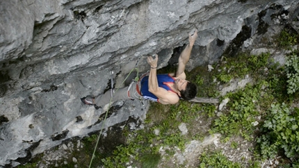 Make a wish - Luca Passini su Make wish 8c+ alla Grotta di Mandello (Lc)