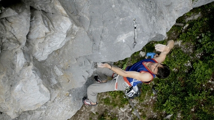 Make a wish - Luca Passini su Make wish 8c+ alla Grotta di Mandello (Lc)