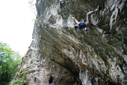 Make a wish - Luca Passini su Make wish 8c+ alla Grotta di Mandello (Lc)