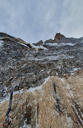 Martin Feistl - Martin Feistl making the solo first ascent of 'Daily Dose of Luck' on Hammerspitze in Pinnistal, Austria (24/01/2024)