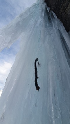 Martin Feistl - Martin Feistl making the solo first ascent of 'Daily Dose of Luck' on Hammerspitze in Pinnistal, Austria (24/01/2024)