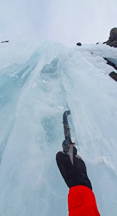 Martin Feistl - Martin Feistl making the solo first ascent of 'Daily Dose of Luck' on Hammerspitze in Pinnistal, Austria (24/01/2024)