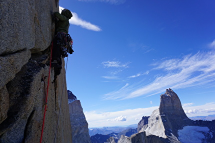 La Espada, Torri del Paine, Patagonia, Sebastian Pelletti, Hernan Rodriguez - Hernan Rodriguez sulla headwall durante l'apertura di 'Arma de doble filo' a La Espada, Torri del Paine, Patagonia (Sebastian Pelletti, Hernan Rodriguez 24-25/02/2024)