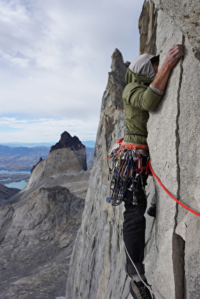 La Espada, Torres del Paine, Patagonia, Sebastian Pelletti, Hernan Rodriguez - Hernan Rodriguez turning the corner on pitch 11 of 'Arma de doble filo' a La Espada, Torres del Paine, Patagonia (Sebastian Pelletti, Hernan Rodriguez 24-25/02/2024)