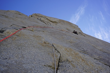 La Espada, Torri del Paine, Patagonia, Sebastian Pelletti, Hernan Rodriguez - Hernan Rodriguez sul secondo tiro della headwall durante l'apertura di 'Arma de doble filo' a La Espada, Torri del Paine, Patagonia (Sebastian Pelletti, Hernan Rodriguez 24-25/02/2024)