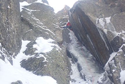 Aiguille du Nantillon, Envers des Aiguilles, Mont Blanc, Hypnotic Lain, Oliver Gajewski, Santiago Padrós - The first ascent of 'Hypnotic Lain' on Aiguille du Nantillon, Envers des Aiguilles, Mont Blanc (Oliver Gajewski, Santiago Padrós 19-20/02/2024)