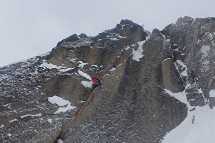 Capucin du Requin, Envers des Aiguilles, Monte Bianco, Valérie Dupont, Oliver Gajewski, Santiago Padrós - L'apertura di 'Folie Perseverante' al Capucin du Requin, Envers des Aiguilles, Monte Bianco (Valérie Dupont, Oliver Gajewski, Santiago Padrós 24-25/02/2024)