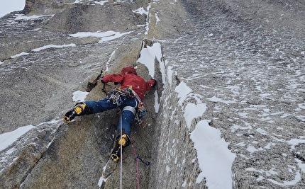 Capucin du Requin, Envers des Aiguilles, Monte Bianco, Valérie Dupont, Oliver Gajewski, Santiago Padrós - L'apertura di 'Folie Perseverante' al Capucin du Requin, Envers des Aiguilles, Monte Bianco (Valérie Dupont, Oliver Gajewski, Santiago Padrós 24-25/02/2024)