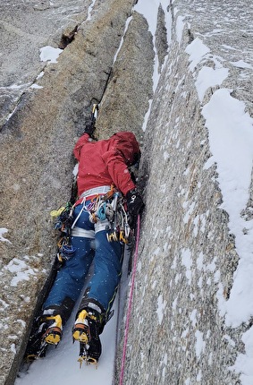 Capucin du Requin, Envers des Aiguilles, Monte Bianco, Valérie Dupont, Oliver Gajewski, Santiago Padrós - L'apertura di 'Folie Perseverante' al Capucin du Requin, Envers des Aiguilles, Monte Bianco (Valérie Dupont, Oliver Gajewski, Santiago Padrós 24-25/02/2024)