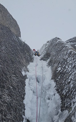 Capucin du Requin, Envers des Aiguilles, Monte Bianco, Valérie Dupont, Oliver Gajewski, Santiago Padrós - L'apertura di 'Folie Perseverante' al Capucin du Requin, Envers des Aiguilles, Monte Bianco (Valérie Dupont, Oliver Gajewski, Santiago Padrós 24-25/02/2024)