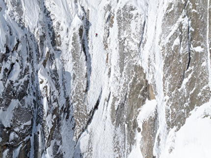 Aiguille du Nantillon, Envers des Aiguilles, Mont Blanc, Hypnotic Lain, Oliver Gajewski, Santiago Padrós - The first ascent of 'Hypnotic Lain' on Aiguille du Nantillon, Envers des Aiguilles, Mont Blanc (Oliver Gajewski, Santiago Padrós 19-20/02/2024)