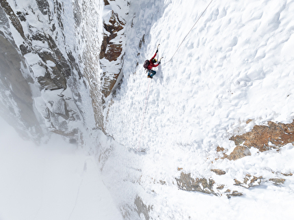 Aiguille du Nantillon, Envers des Aiguilles, Monte Bianco, Hypnotic Lain, Oliver Gajewski, Santiago Padrós - L'apertura di 'Hypnotic Lain' all'Aiguille du Nantillon, Envers des Aiguilles, Monte Bianco (Oliver Gajewski, Santiago Padrós 19-20/02/2024)