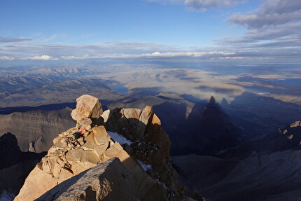 Sean Villanueva O'Driscoll - Sean Villanueva O'Driscoll durante la prima traversata delle quattro cime principali del massiccio delle Torres del Paine in Patagonia, 23-26 febbraio 2024